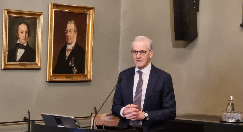 Portrett av statsminister Jonas Gahr Støre på ein talarstol